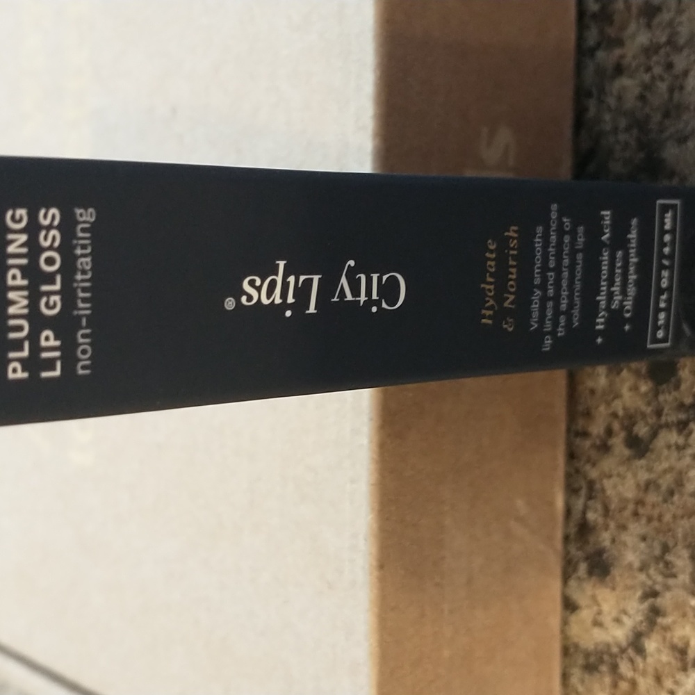 City Lips Plumping Lip Gloss - Elegant Clear. 💋🔥💋🔥 - Picture 5 of 6